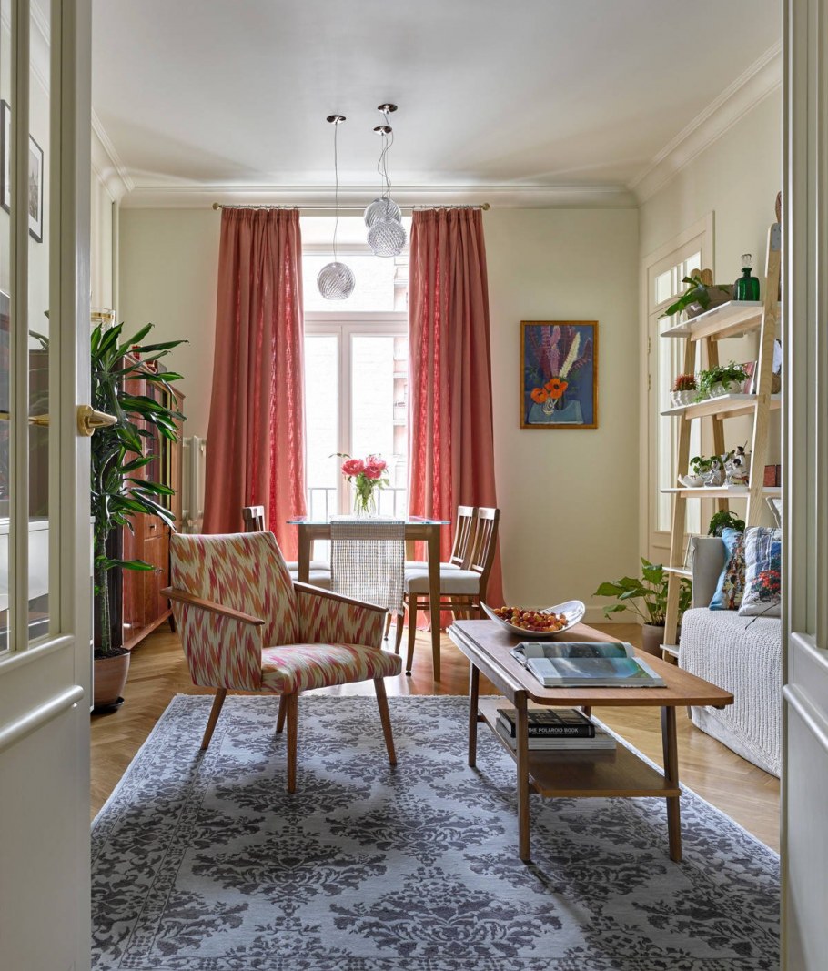 Синее кресло в интерьере