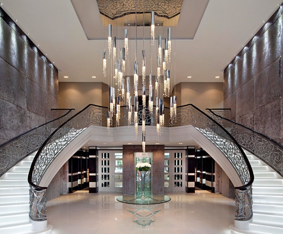 Огромные люстры в Холл