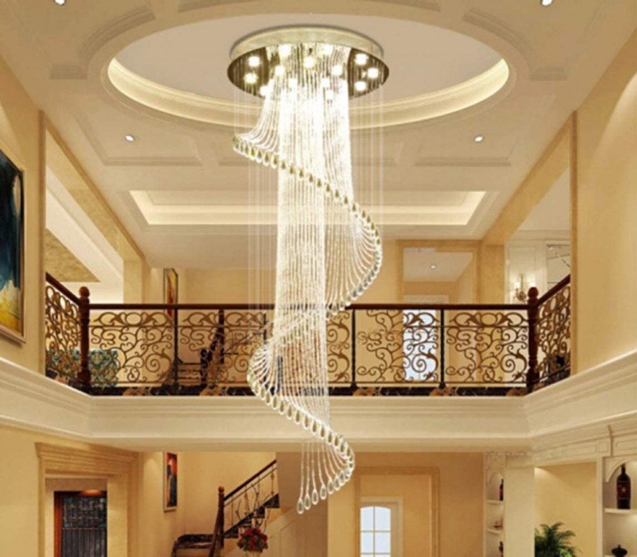 Шикарные люстры для холла