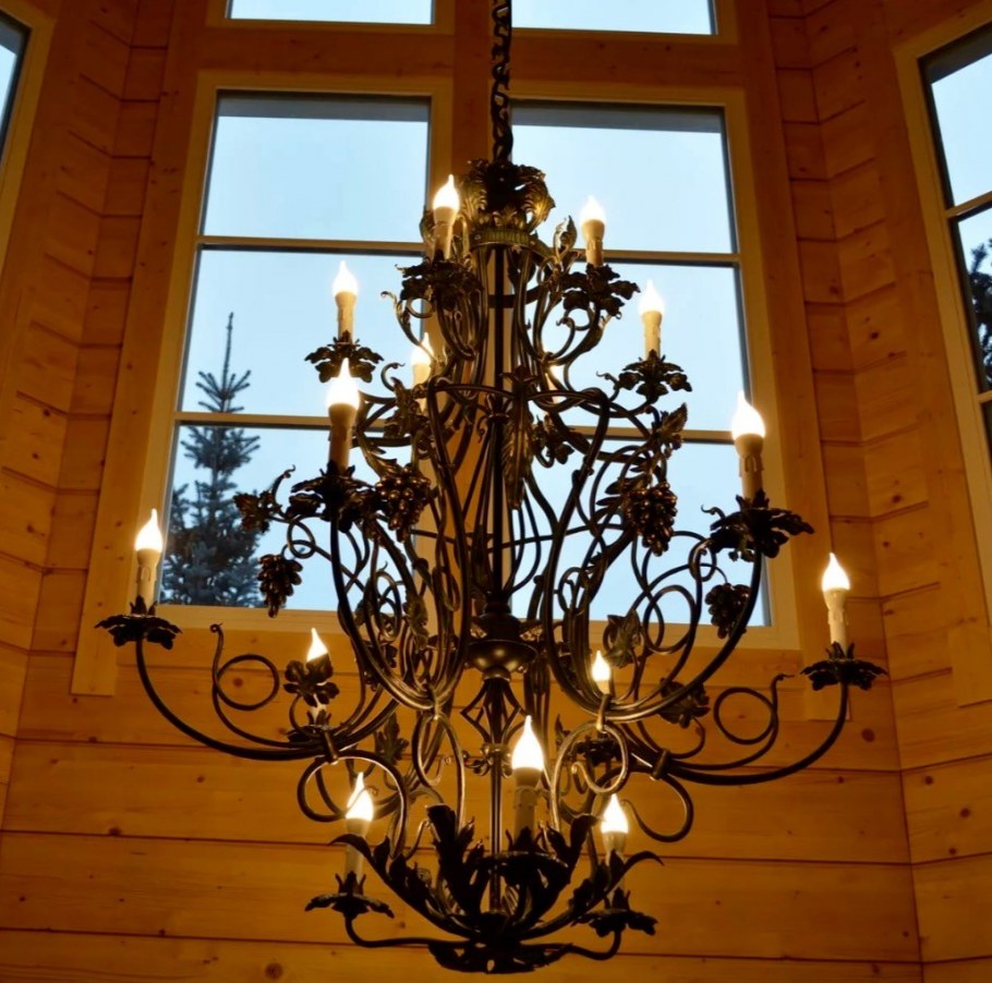 Люстра кованая в деревянных домах