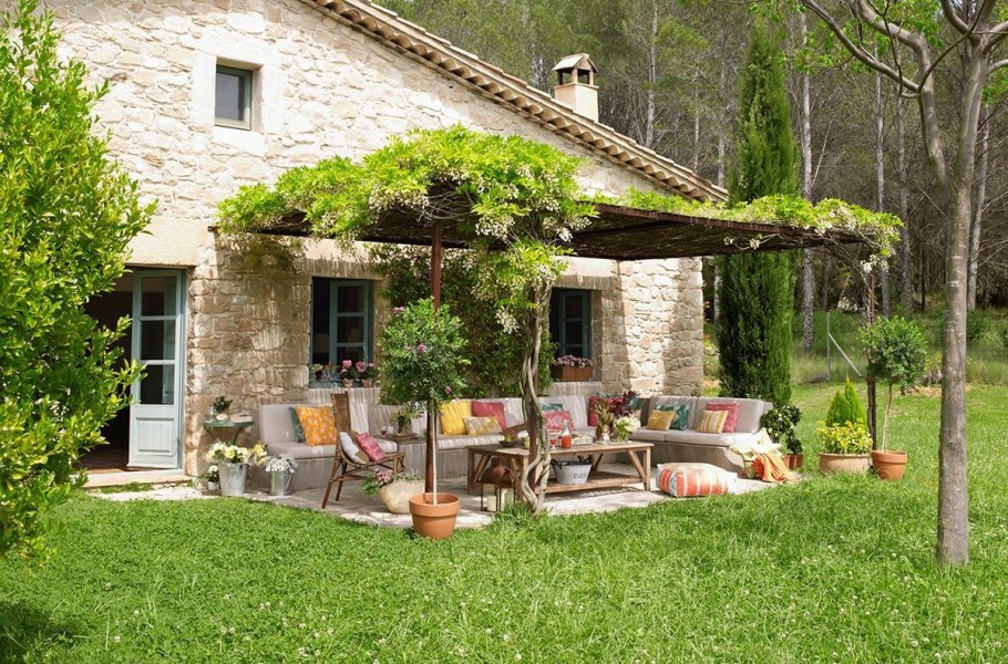 Уютный маленький дворик