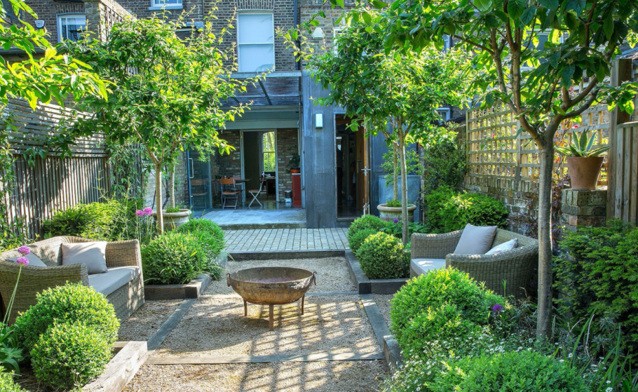 Небольшой красивый домик с двориком