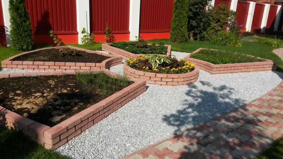 Бордюр из кирпича для клумбы