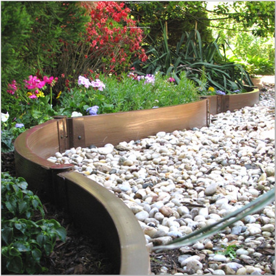 Деревянный бордюр для клумбы