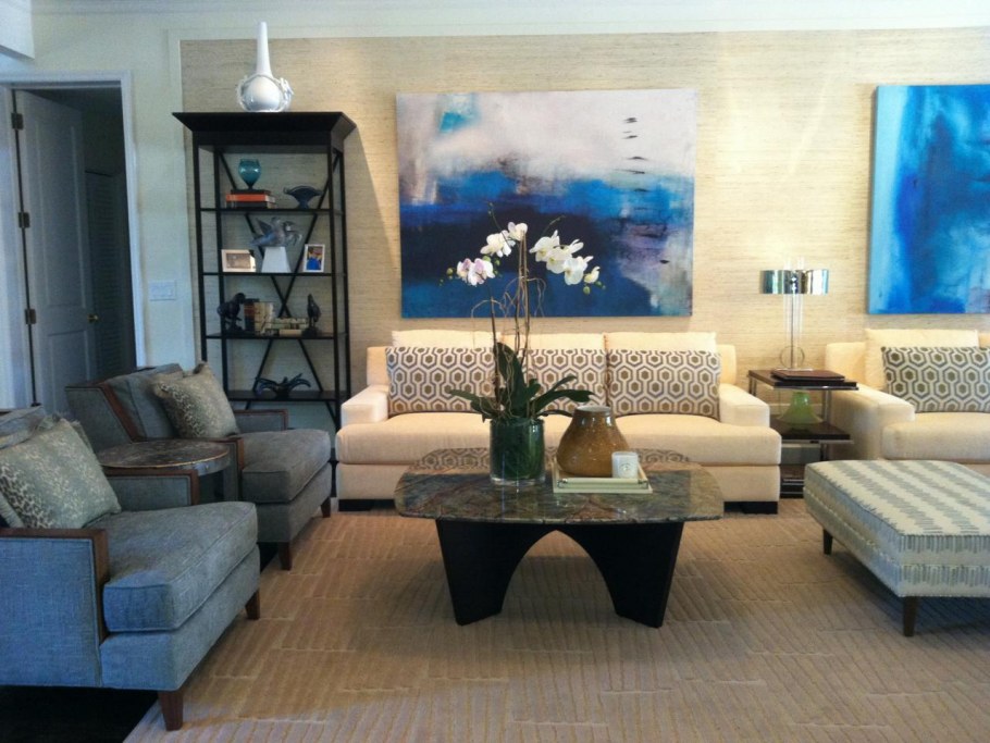 Синие стены в интерьере гостиной