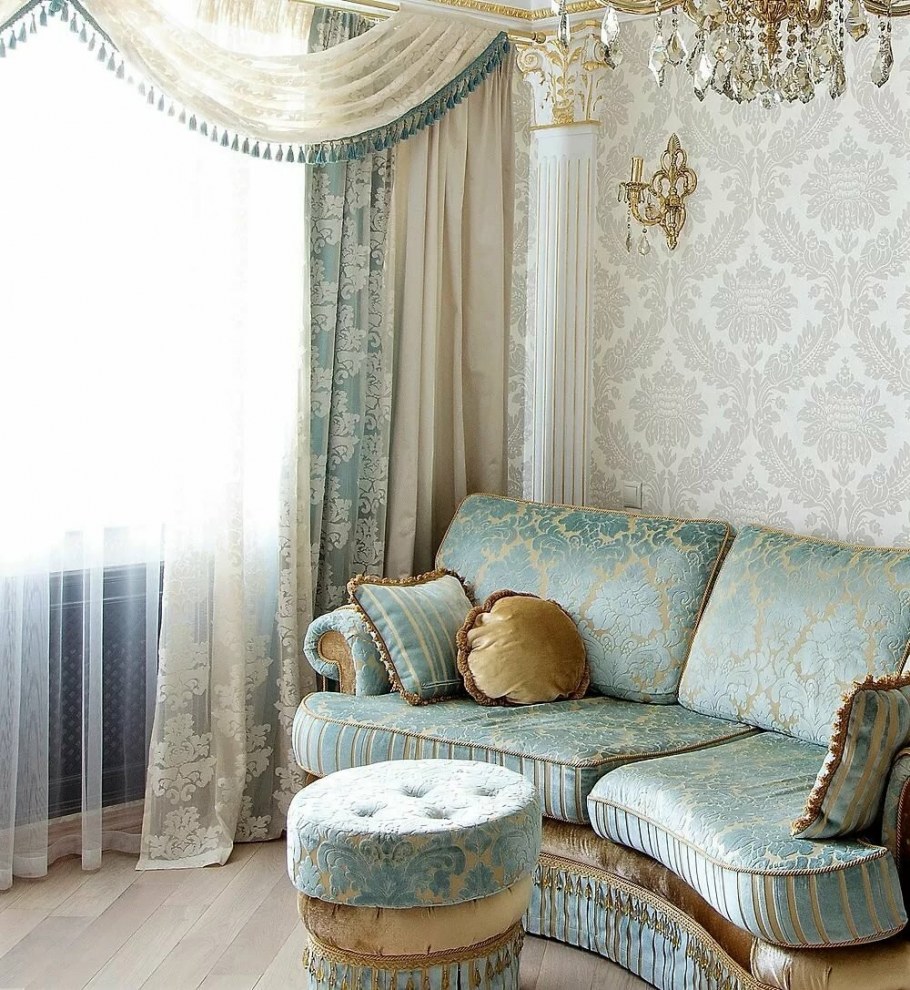 Портьеры с вензелями в интерьере гостиной