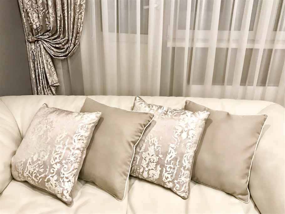 Обои с вензелями в интерьере спальни