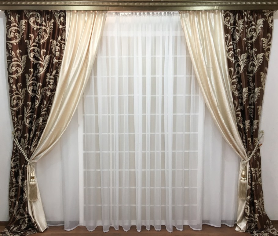 Портьеры с вензелями в интерьере гостиной