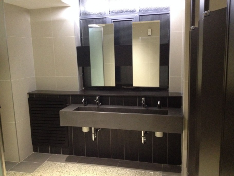 Умывальник из керамогранита Италия