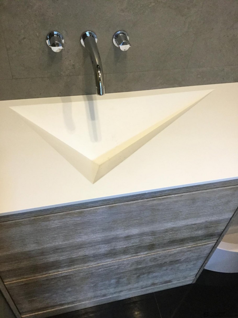 Раковина из керамогранита с щелевым сливом