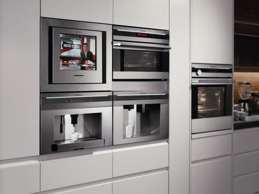 Кухня с встроенной бытовой техникой