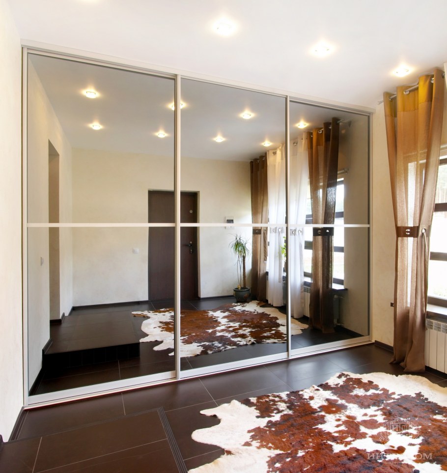 Шкаф купе с зеркалом