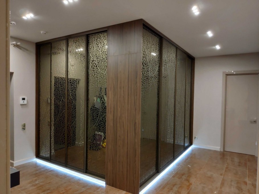 Тонированное зеркало на стене