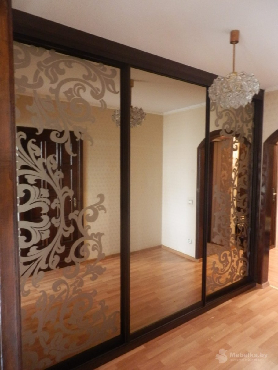 Золотое зеркало в интерьере