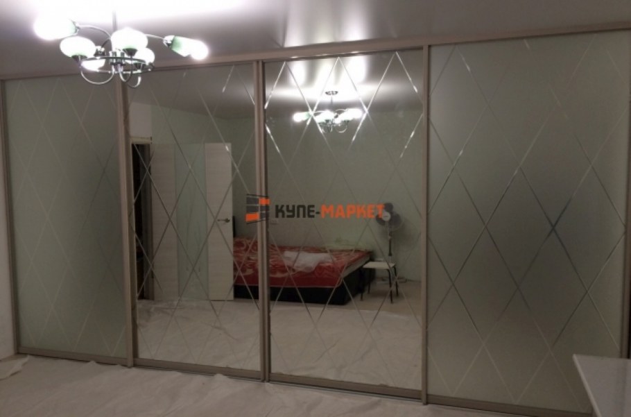 Гардеробная с зеркальными дверями