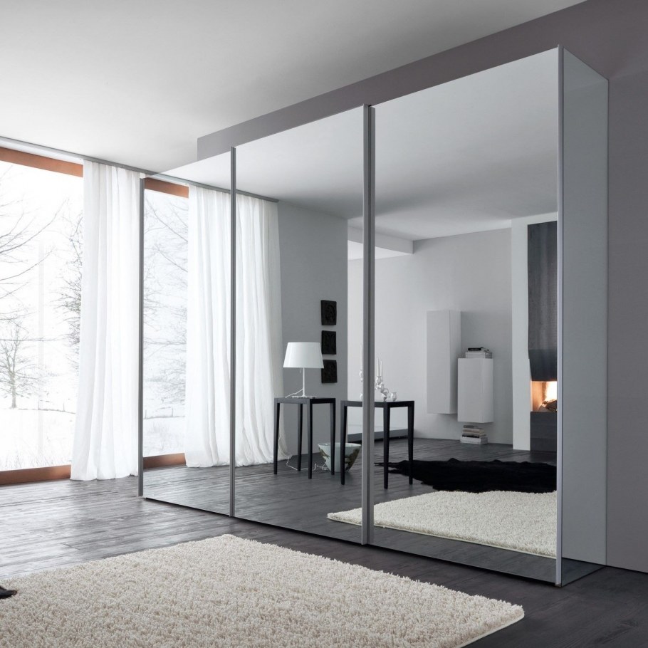 Встроенный шкаф с зеркальными дверями