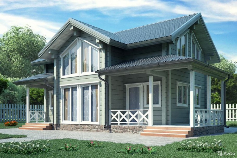 Деревянный дом с серой крышей