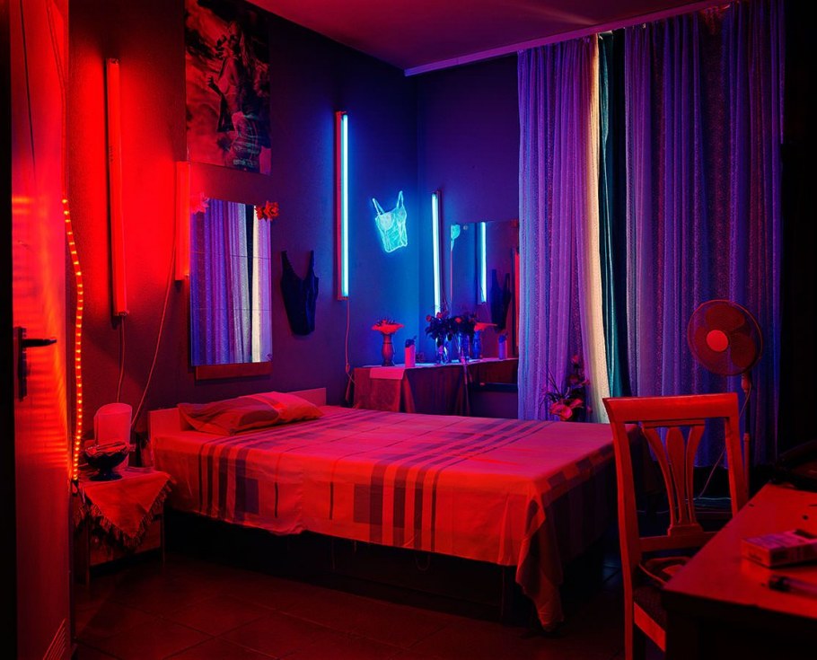 Неоновая комната