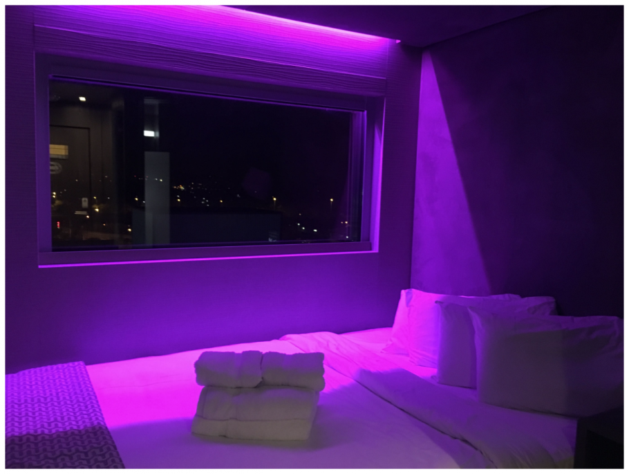 Комната с неоновой подсветкой