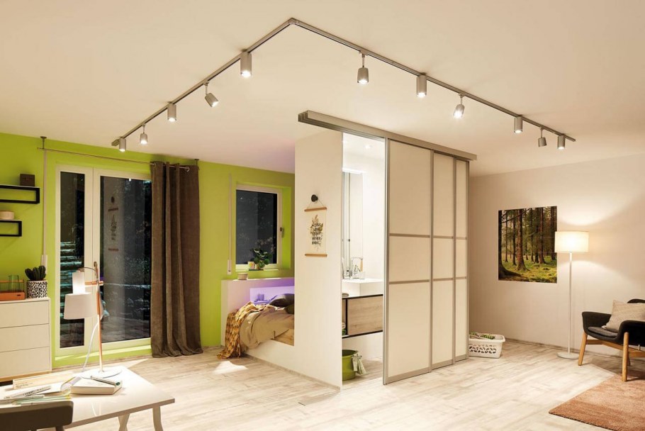 Трековый светильник в интерьере гостиной лофт