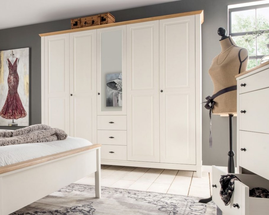 Распашной шкаф в средиземноморском стиле