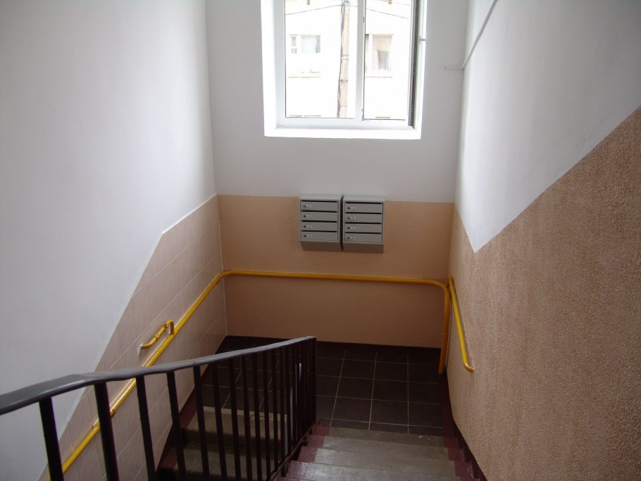 Окраска подъезда в многоквартирном доме