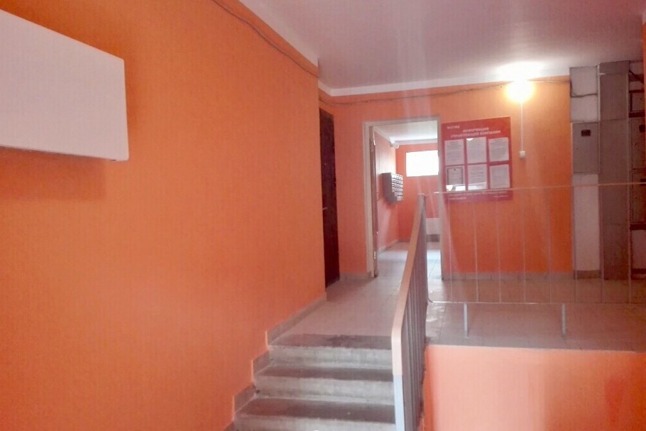 Персиковые стены в подъезде