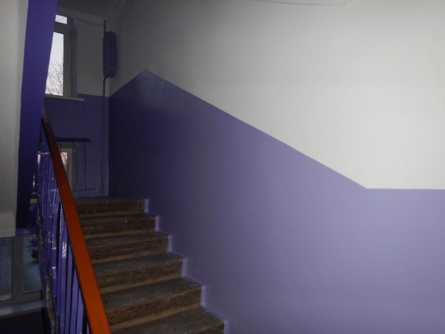 Окраска стен в подъезде