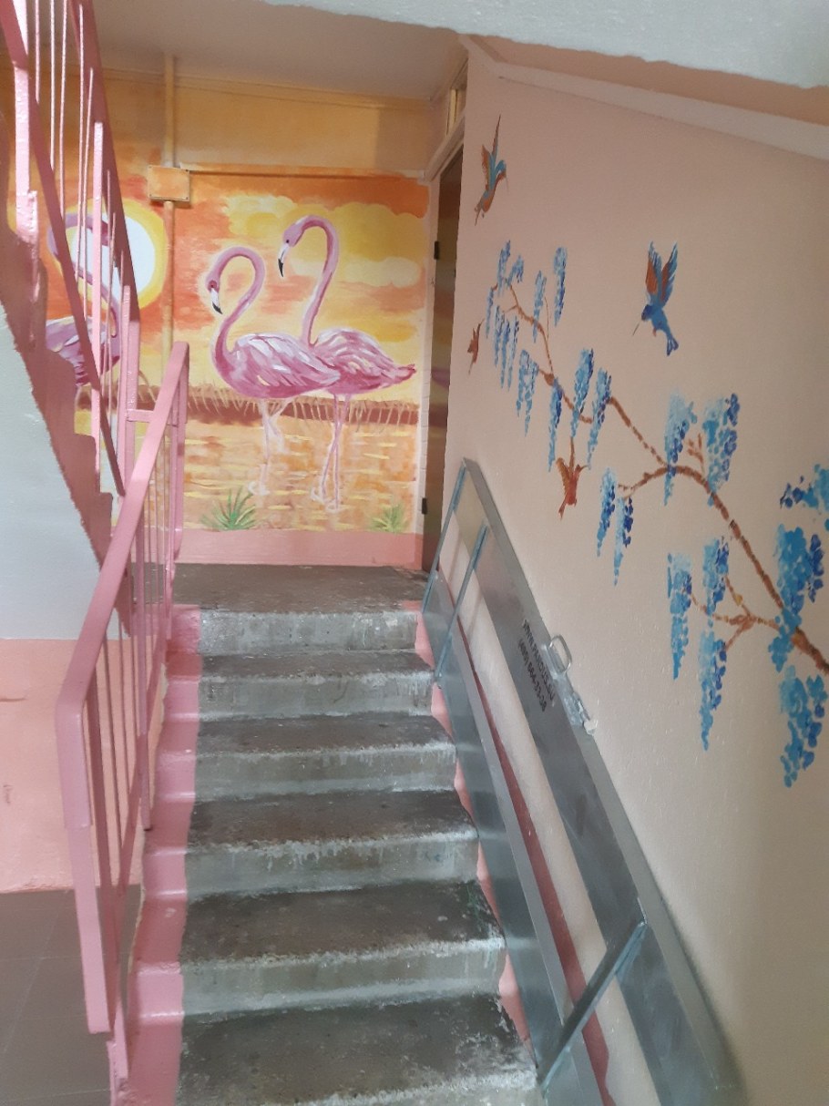 Креативная покраска стен в подъезде