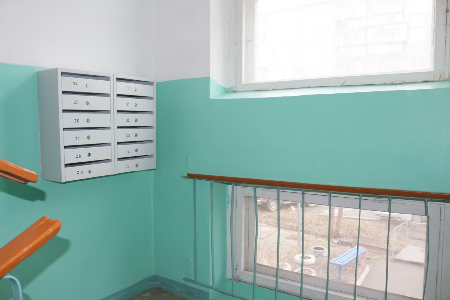 Бежевый подъезд