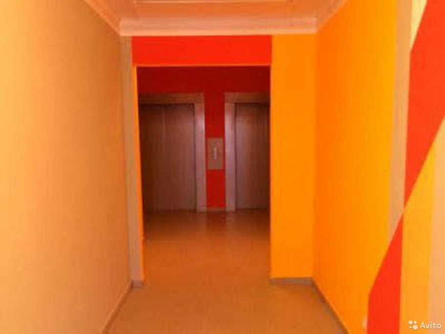 Персиковые стены в подъезде