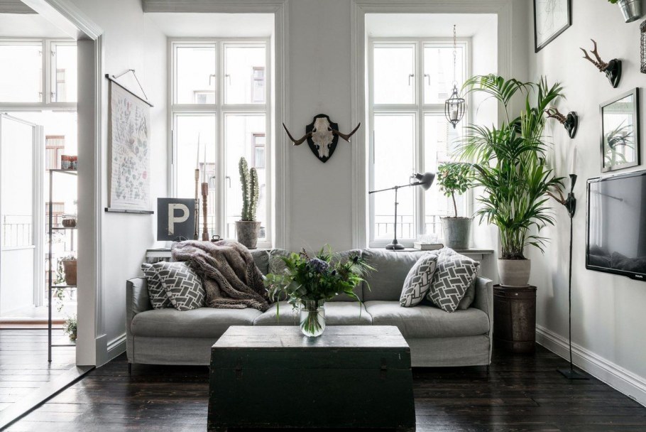 Дом с белыми наличниками