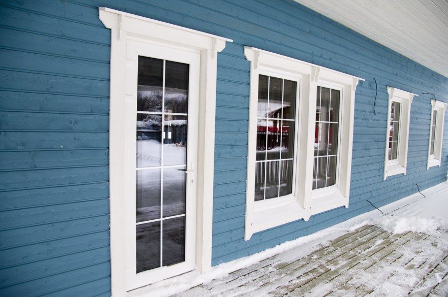 Интерьер окон в деревянном доме