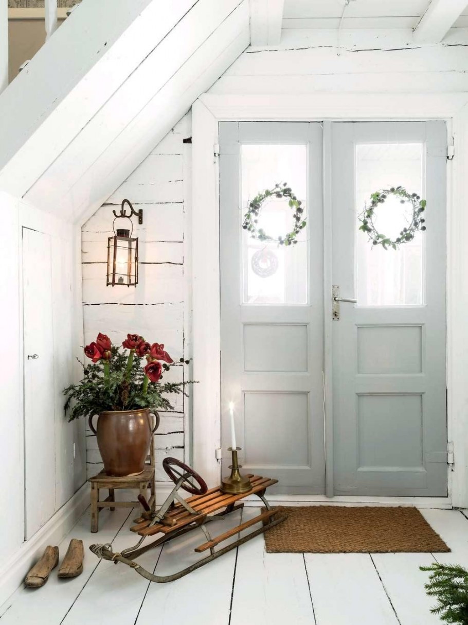 Серая дверь с белыми наличниками