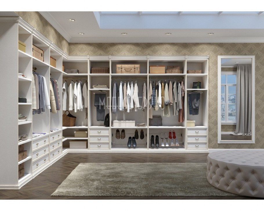 Небольшая гардеробная комната