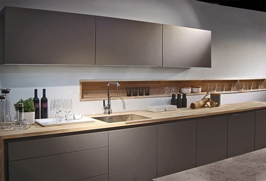 Черная кухня с деревянной столешницей