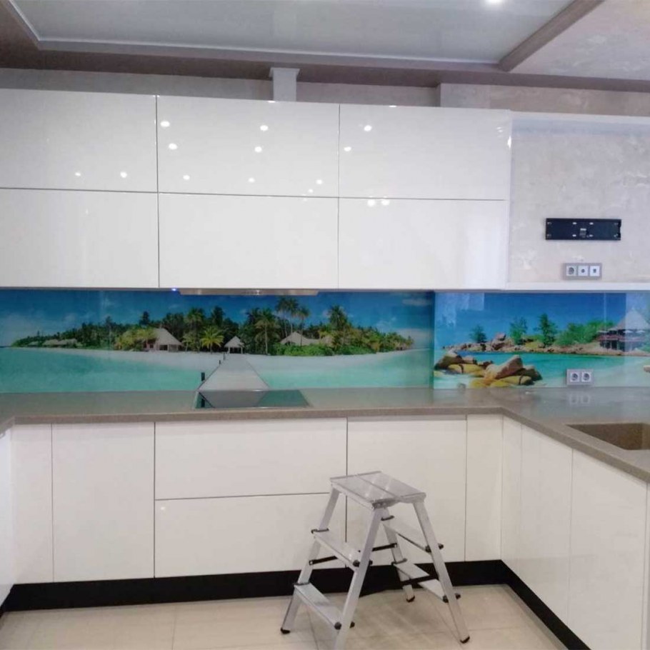 Фартук для кухни из стекла