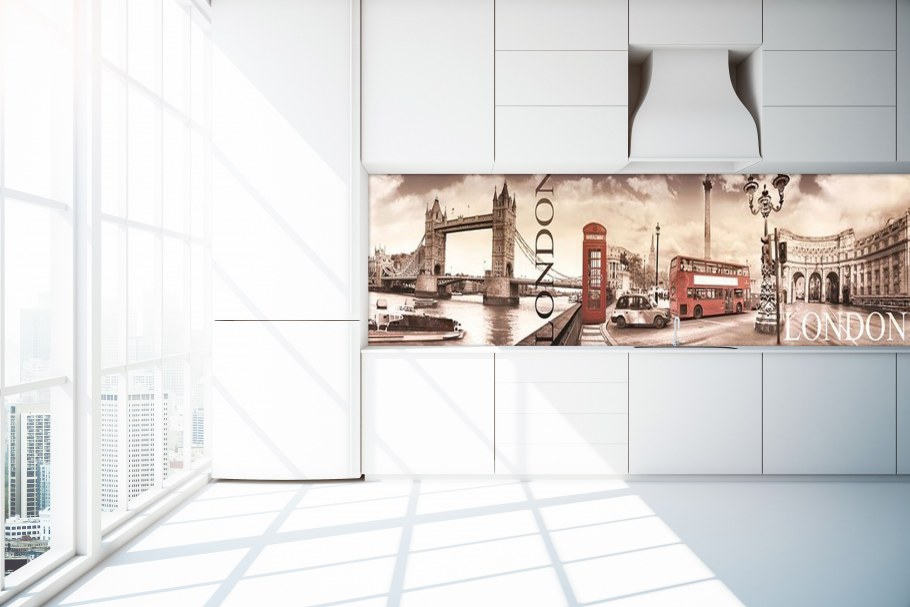 Белая кухня с деревянной столешницей и фартуком пэчворк