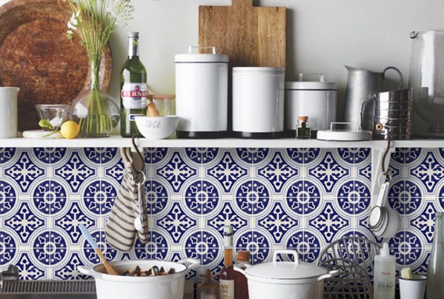 Белая кухня икеа с серым фартуком