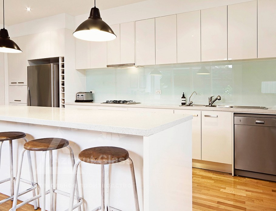 Белая кухня с деревянной столешницей и фартуком пэчворк