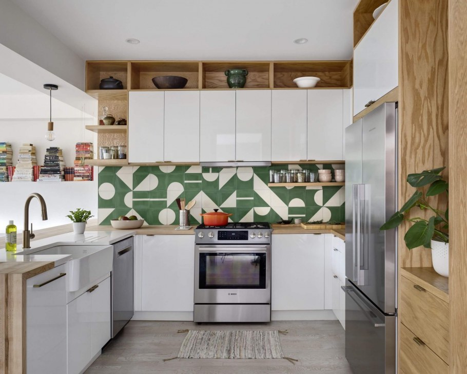 Яркий геометрический фартук для кухни