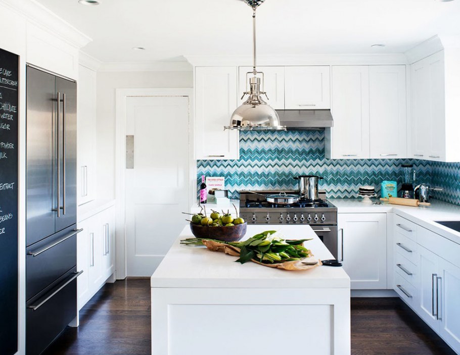 Белая кухня с голубым фарю