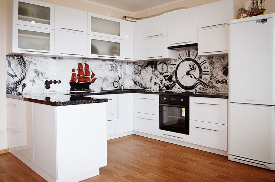 Фартук для кухни из плитки елочкой