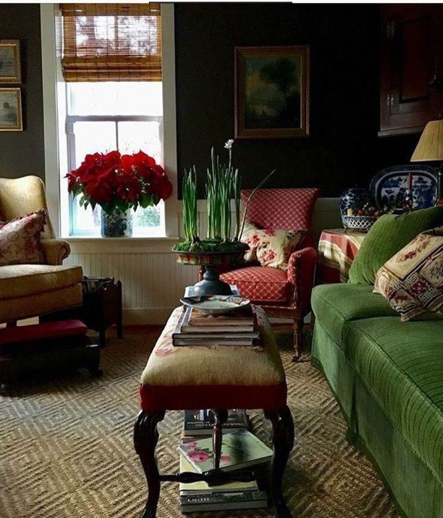 Диван цвета марсала в интерьере