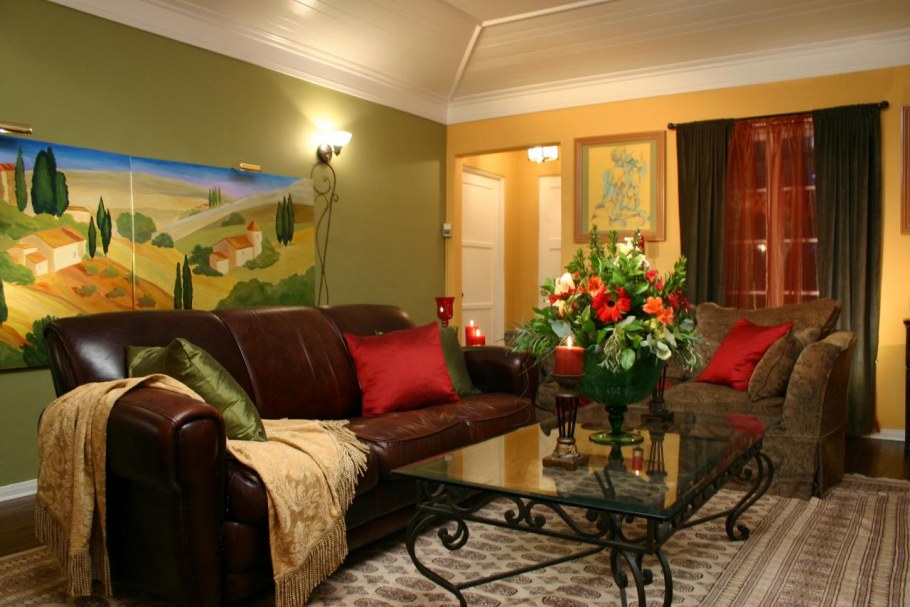 Гостиная в бордовых тонах