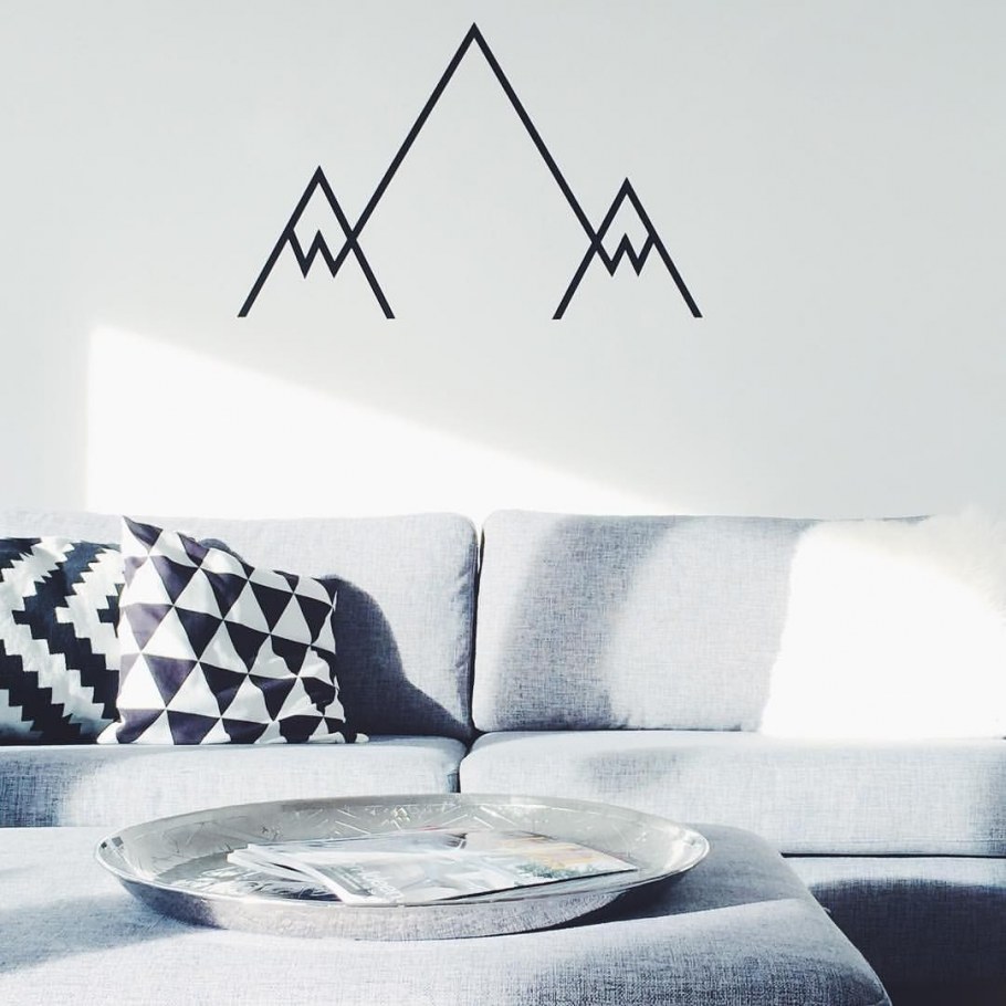 Декор стен цветным скотчем