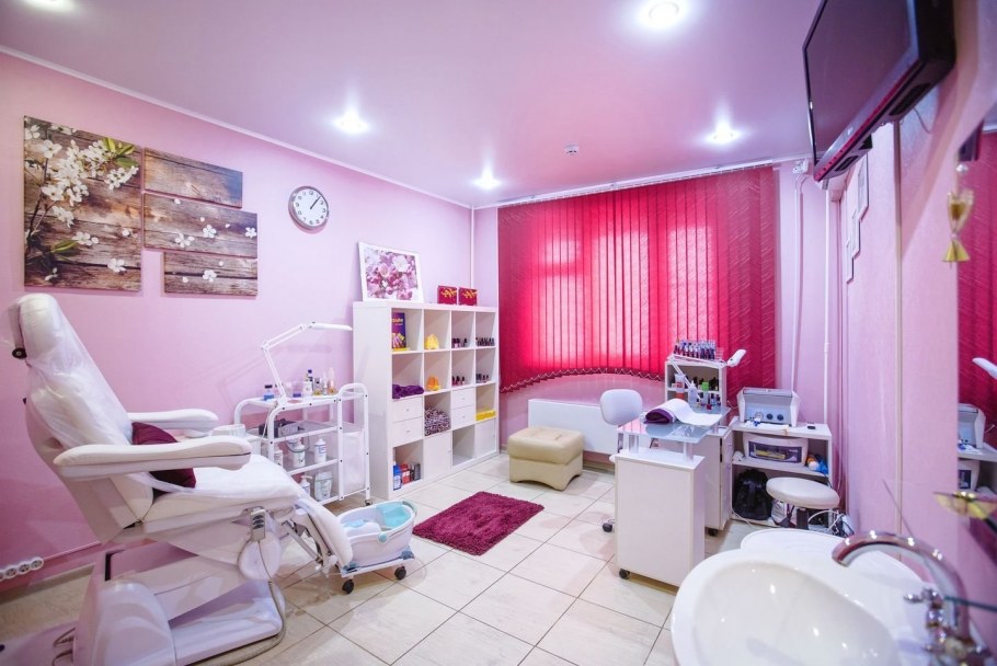 Интерьер салона красоты в светлых тонах