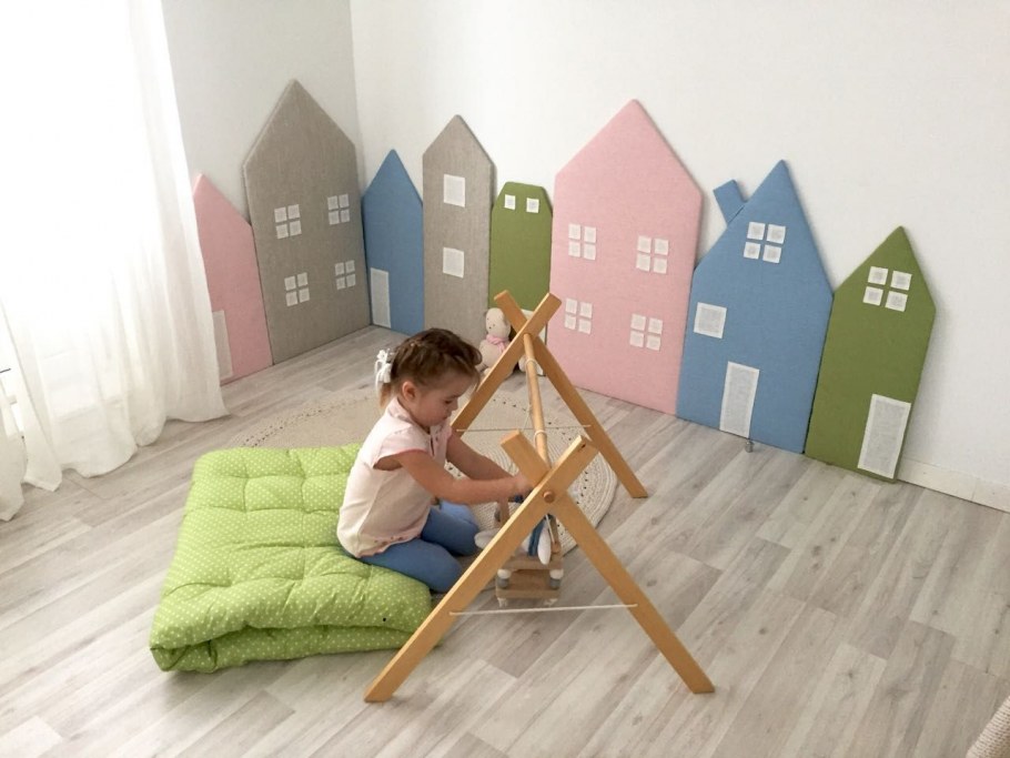 Домики на стене в детской комнате