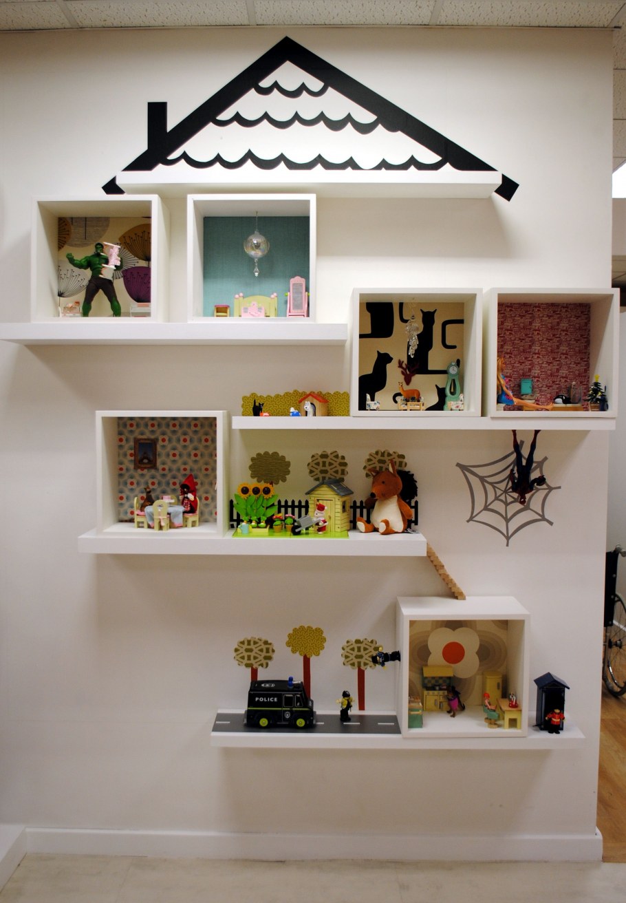 Полки на стену для игрушек