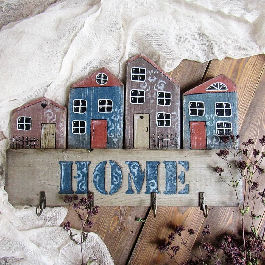 Кривые домики на стене